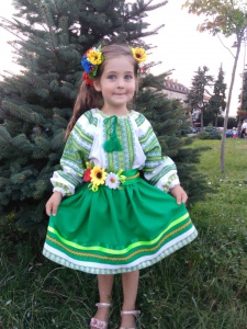Український костюм для дівчаток. Зелений